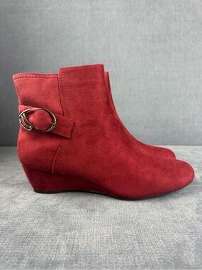 East 5th Women’s Roland Wedge Heeled Ankle Booties SZ 8.5M Red Faux Suede New